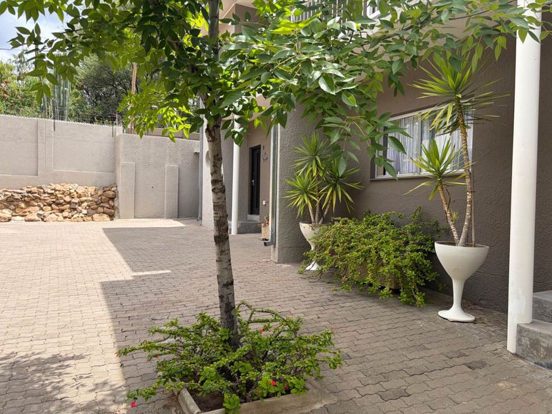 3 bedroom townhouse in Prime Location - Photo 2