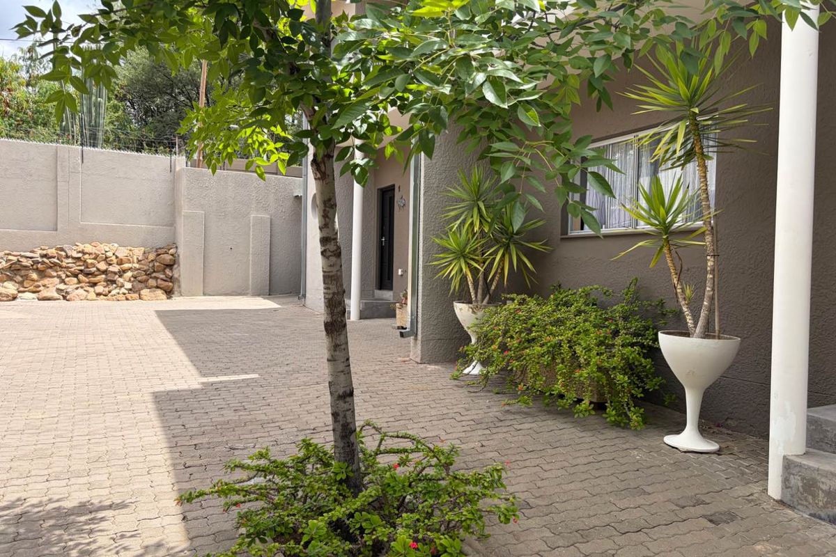 3 bedroom townhouse in Prime Location - Photo 2