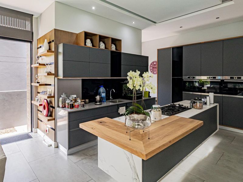 Immaculate 3-Bedroom Single-Storey in Steyn City - Photo 8