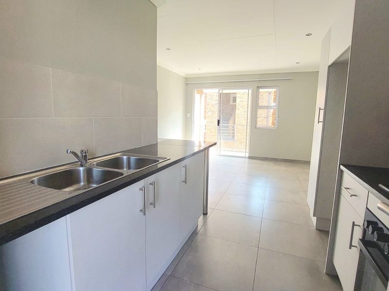 Bright 2-Bedroom Apartment with Open-Plan Living & Extra Storage - Photo 4