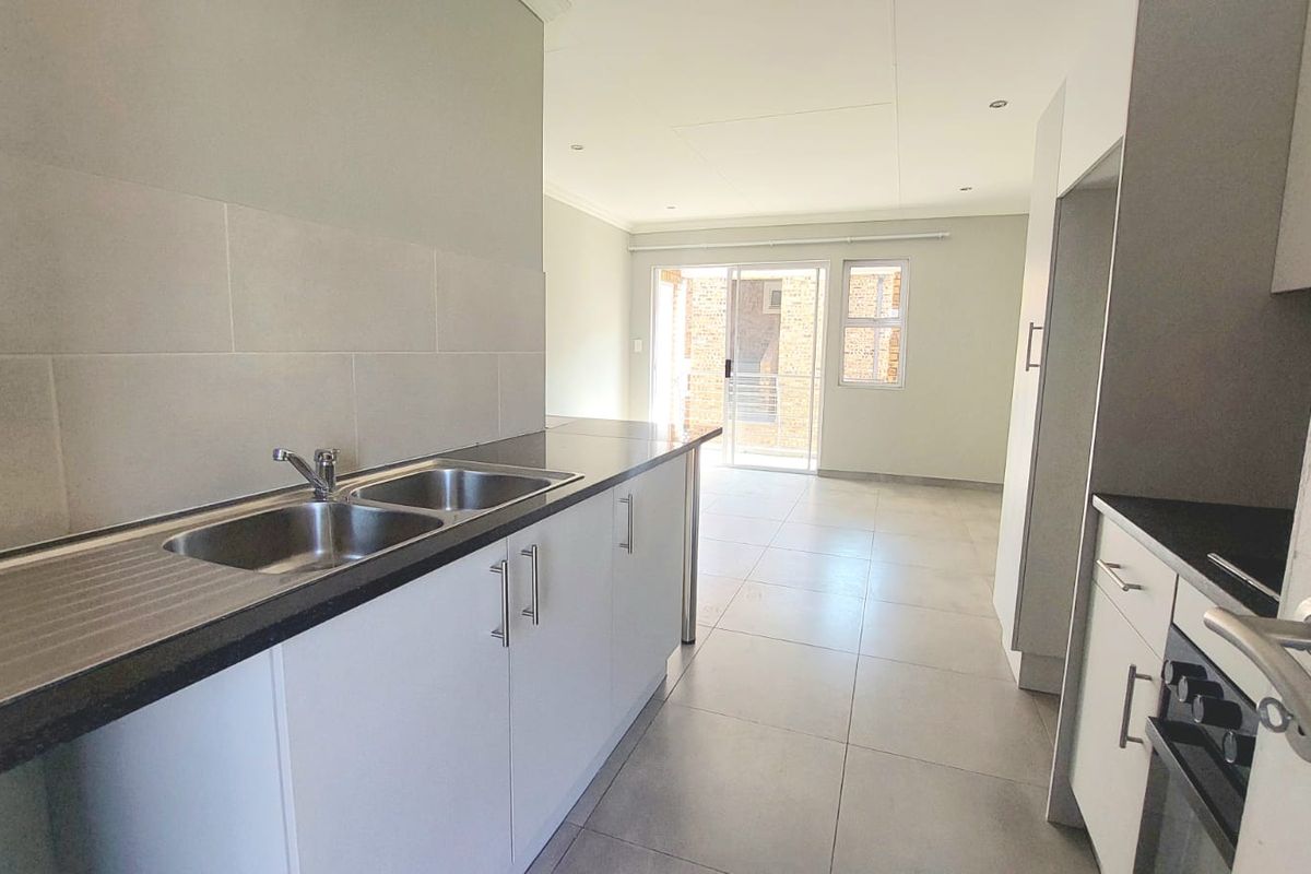 Bright 2-Bedroom Apartment with Open-Plan Living & Extra Storage - Photo 4