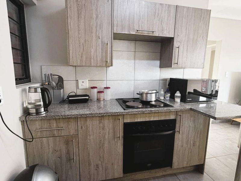 Spacious Two-Bedroom Apartment in Cussonia Central Complex - Photo 6