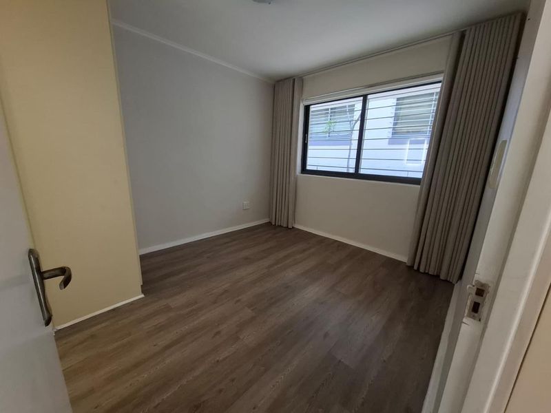 LONG TERM RENTAL - Large unfurnished  2 bedroom apartment in Piazza St John's - Photo 10