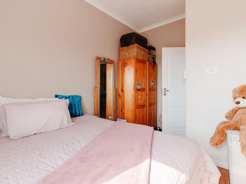 A standard bedroom featuring neutral wall finishes, coving, and a single internal door.