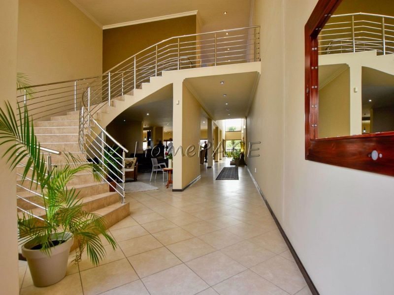 Ext 9, Swakopmund:  BEAUTIFUL, SPACIOUS, ELABORATE Contermporary 5 Bedr Home with Flat - Photo 3