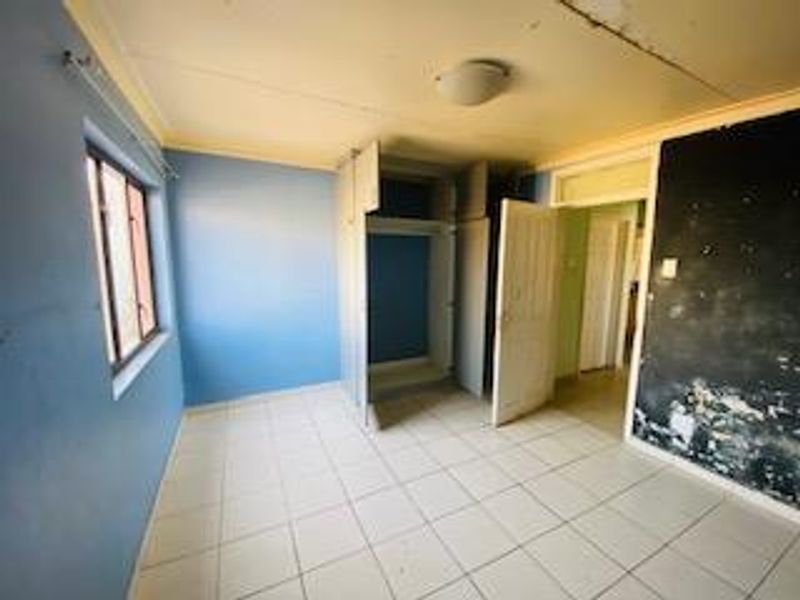 Exceptional Multi-Unit Property with Two Main Homes, Flats & Multiple Garages – Walvis Bay, Namibia - Photo 9