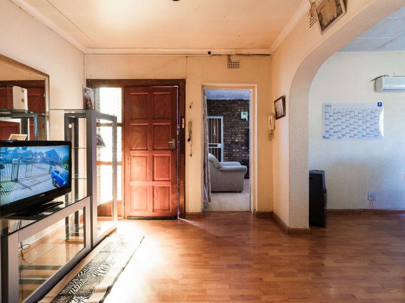 Income generating 3 Bedroom House with 2x Flatlets - Photo 2