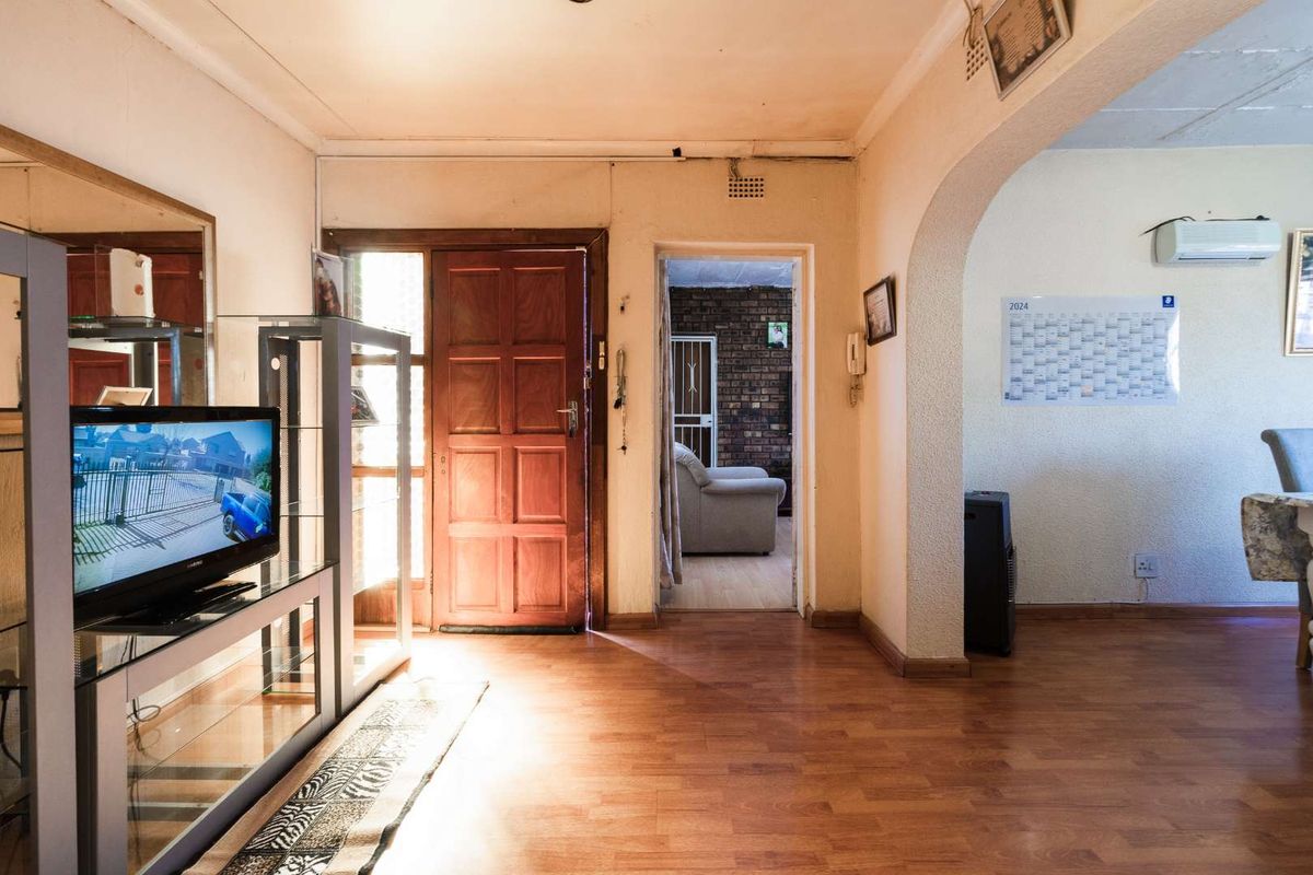 Income generating 3 Bedroom House with 2x Flatlets - Photo 2