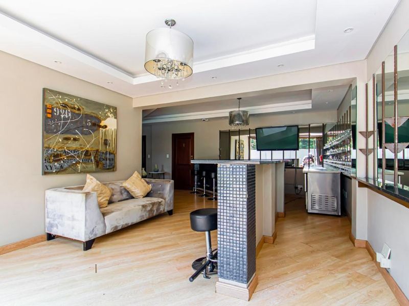 Elegant seven bedroomed house for sale in Houghton - Photo 10