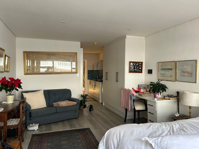 Retirement Block - Newly Renovated Studio Apartment – - Photo 3