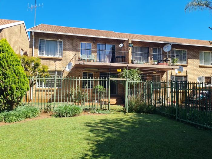 Property #1936980, Townhouse Pending Sale in Hennopspark