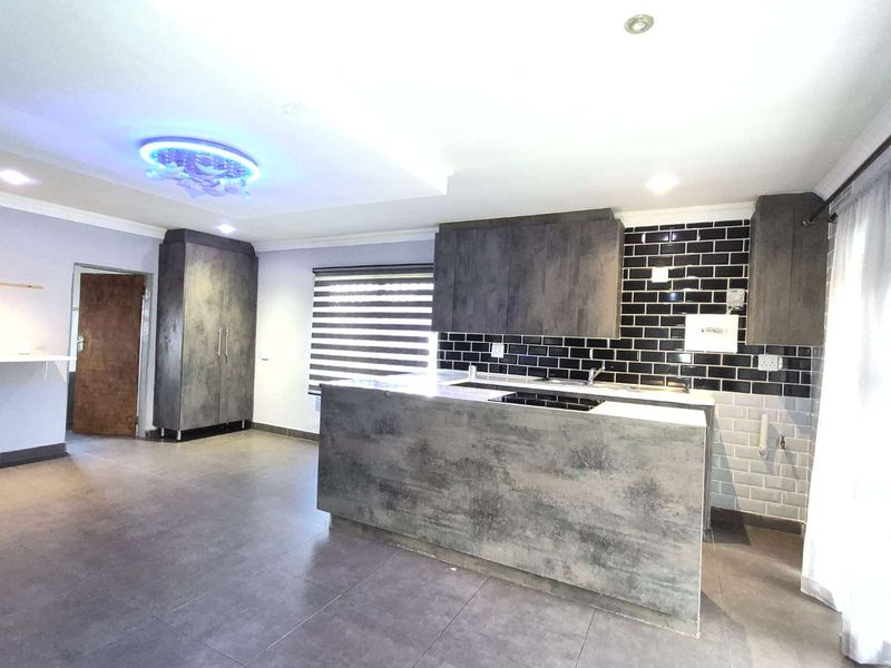 BACHELOR COTTAGE FLAT TO RENT IN BIRCHACRES - Photo 4