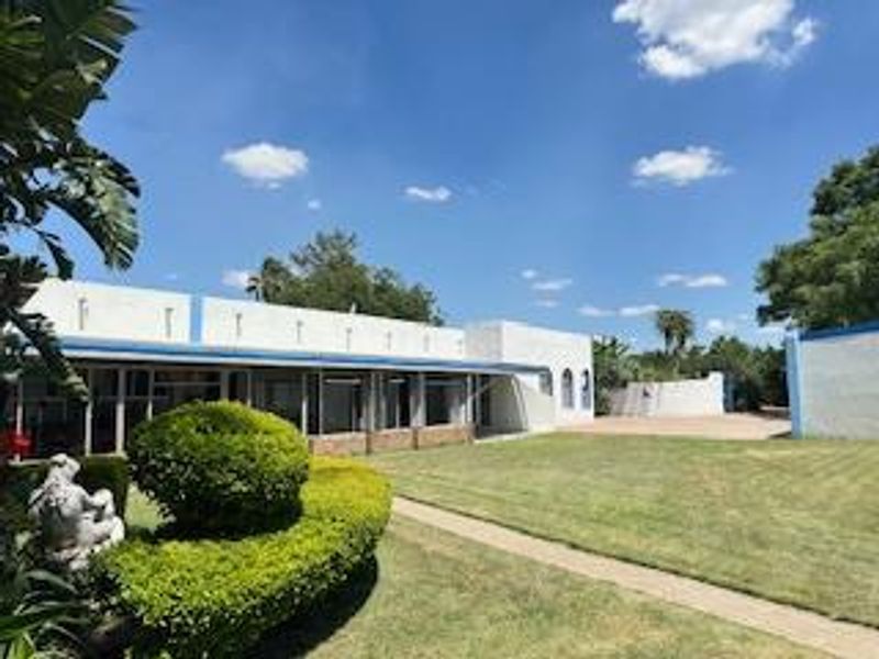 Live, Farm, Entertain: Exclusive 8.5-Hectare Property - Photo 3