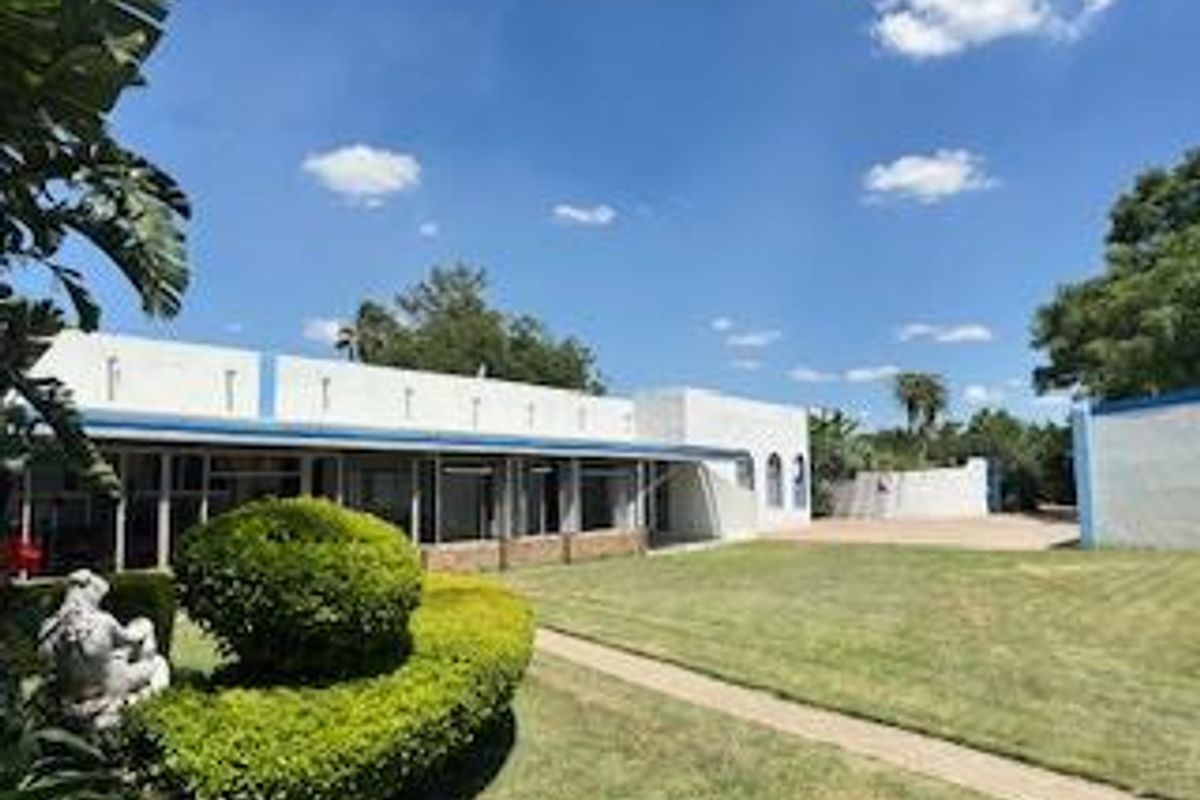 Live, Farm, Entertain: Exclusive 8.5-Hectare Property - Photo 3