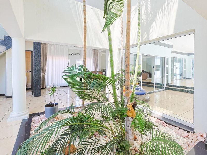 Modern 6-Bedroom Glass Palace – Furnished Luxury Living - Photo 8