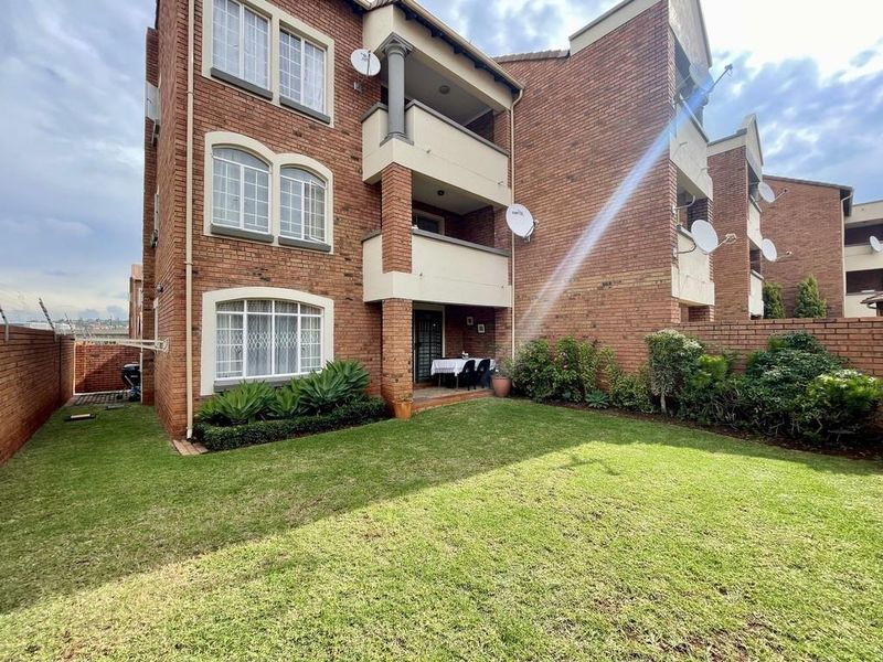 Modern Ground Floor Corner Unit with Private Garden. Newly renovated! - Photo 2