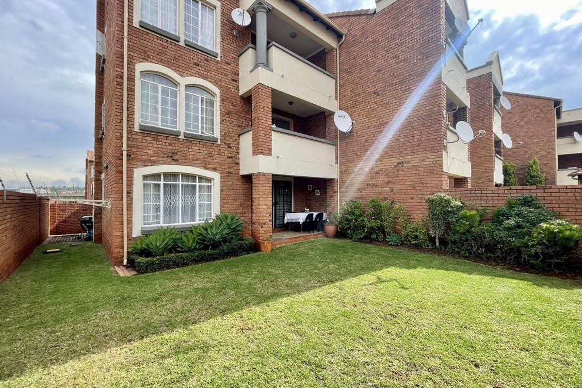 Modern Ground Floor Corner Unit with Private Garden. Newly renovated! - Photo 2