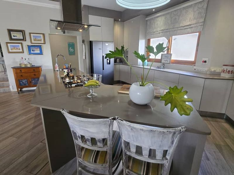 All On One Level Family Home With Lovely Views, Safe And Secure. - Photo 8