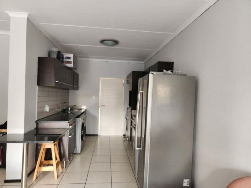 Modern 2-Bed Sanctuary with Scenic Views - Photo 4