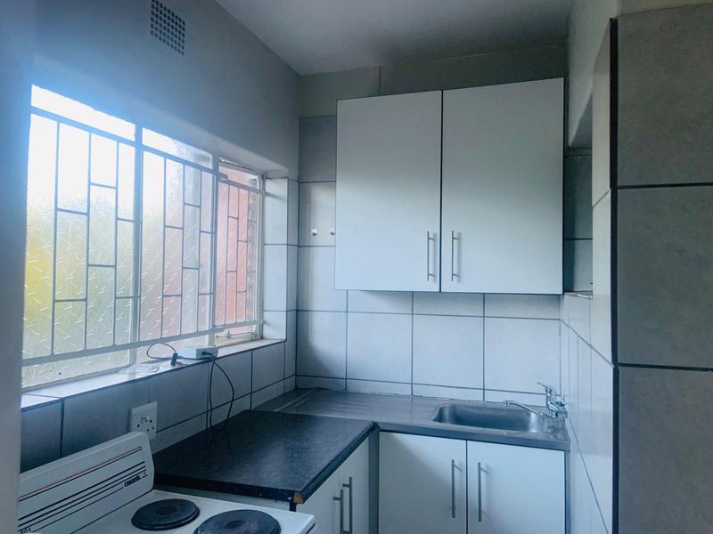 Neat & Comfortable Bachelor Apartment To Let - Photo 5