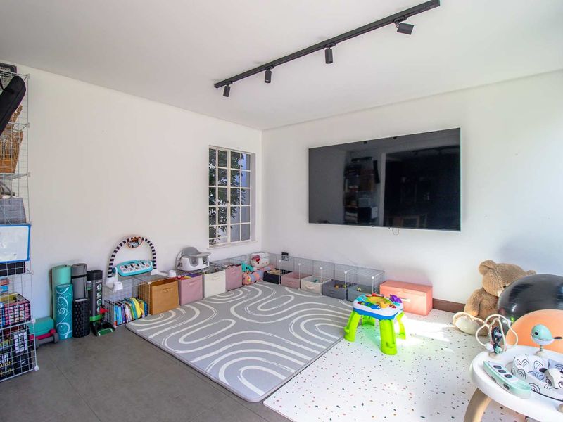 Gorgeous 3 bed, 2.5 bath duplex available for sale in Bryanston - Photo 7