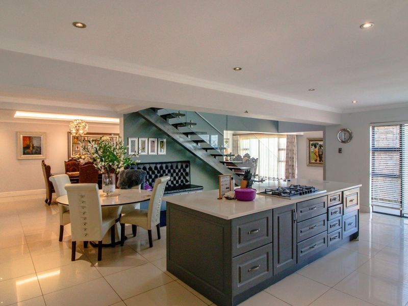 "Wake up every day to breathtaking sea views in this Gonubie masterpiece!" - Photo 10