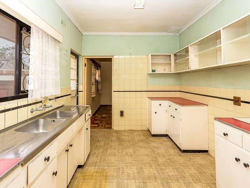 Three-Bedroom Family Home with Additional Accommodation and Garage On A Corner Plot - Photo 9