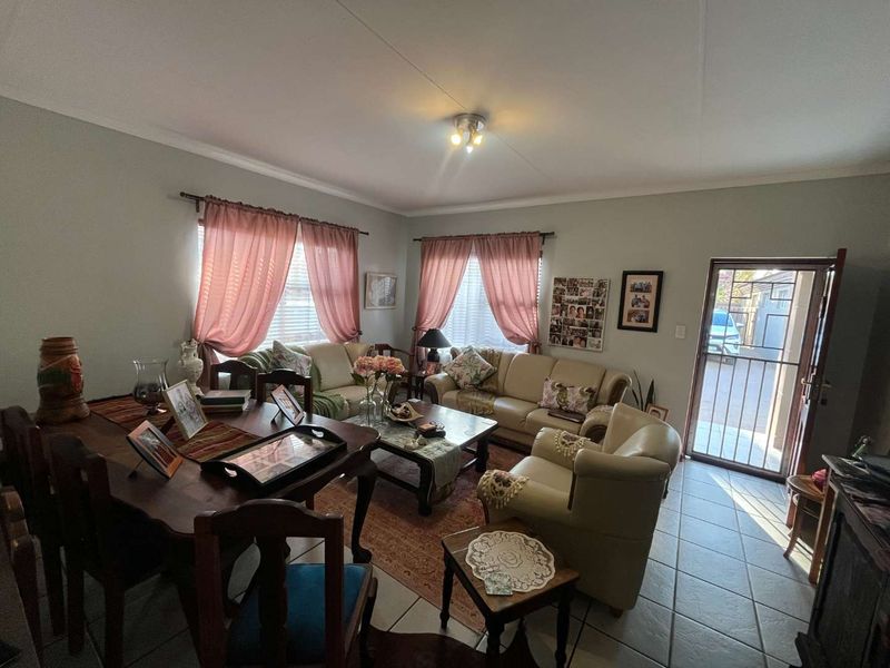 Immaculate 3-bedroom townhouse just outside Upington - Photo 2