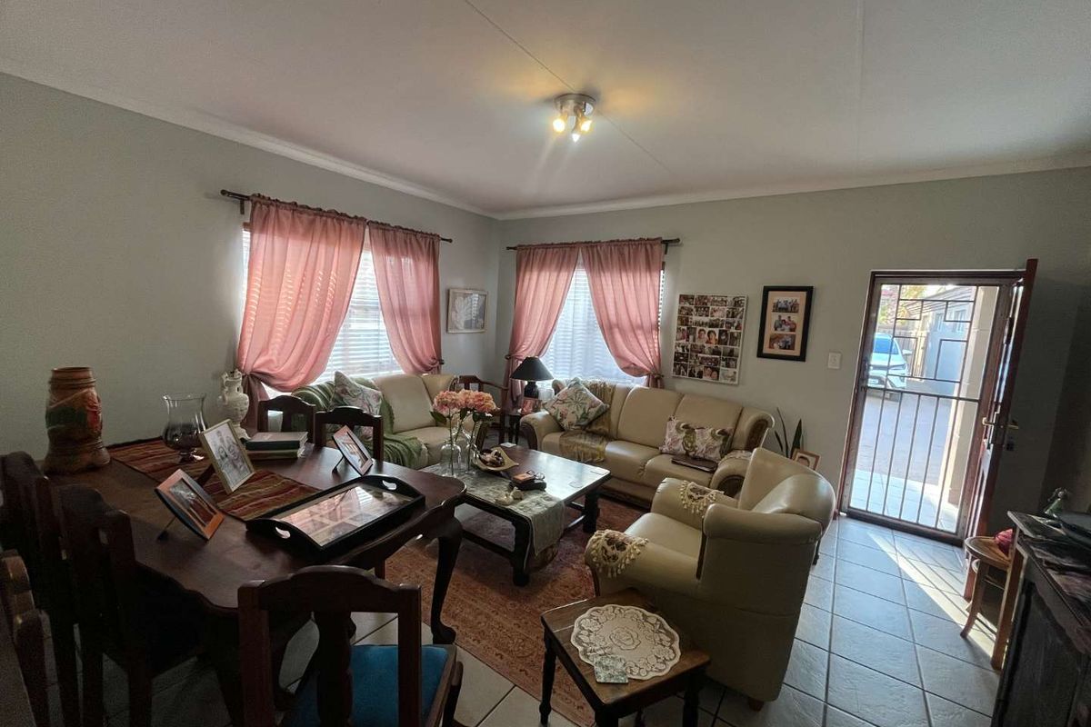 Immaculate 3-bedroom townhouse just outside Upington - Photo 2