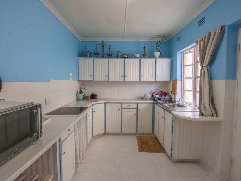 Spacious 3-Bedroom Family Home with Three Outbuildings - Photo 5