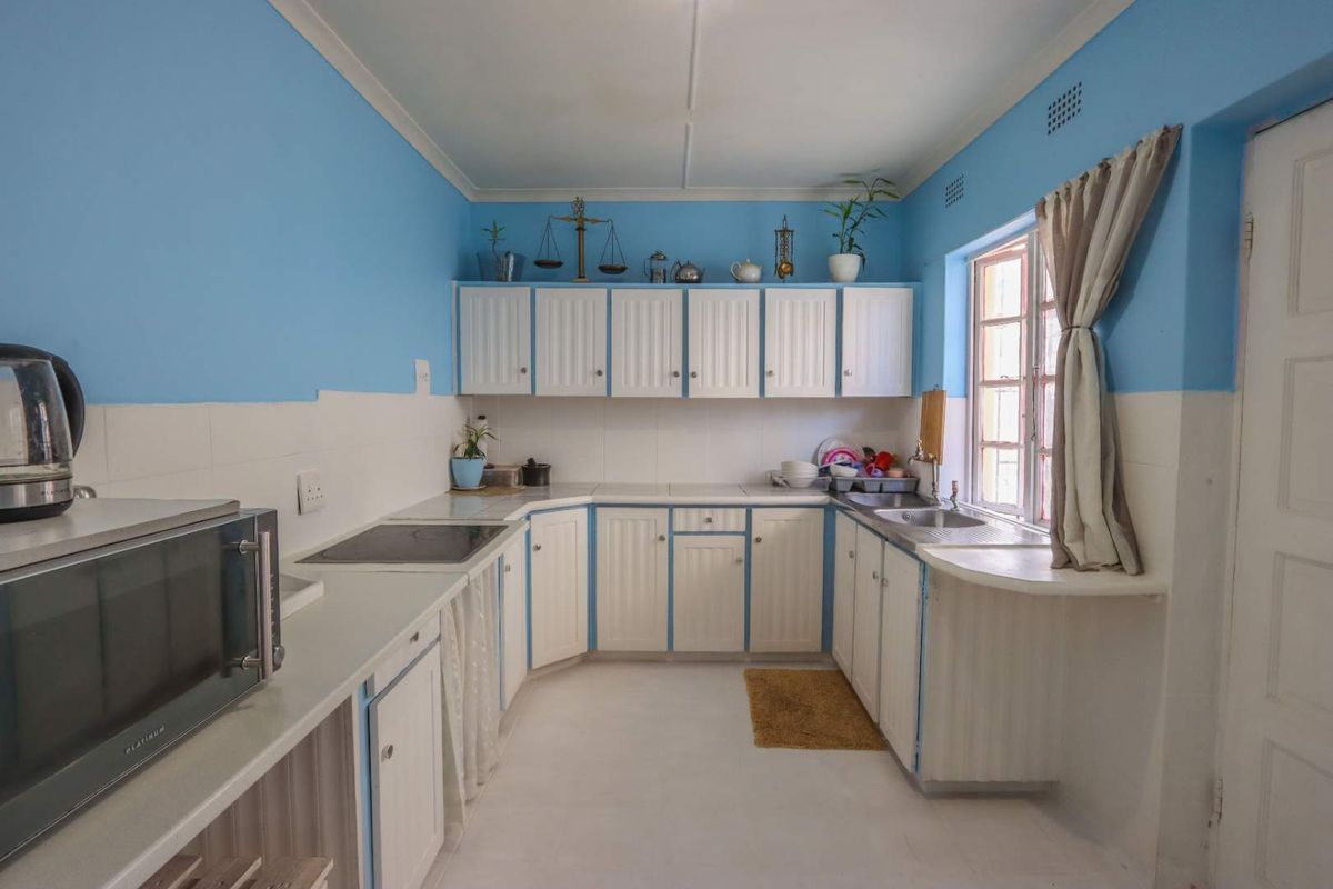 Spacious 3-Bedroom Family Home with Three Outbuildings - Photo 5