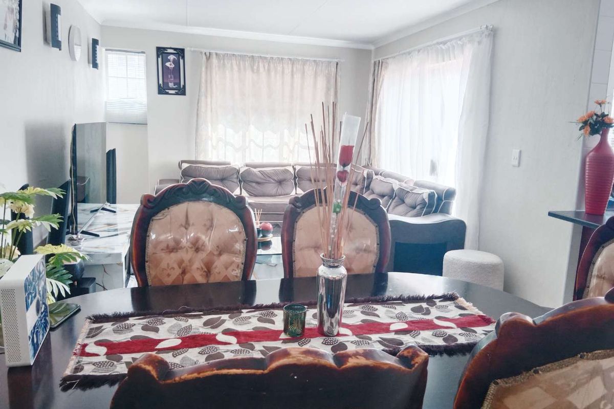 Charming 2-Bedroom Apartment in Secure 24-Hour Security Complex - Photo 3