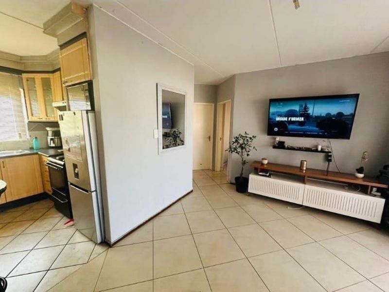 2 Bedroom Townhouse for Sale in Mondeor Johannesburg South - Photo 8
