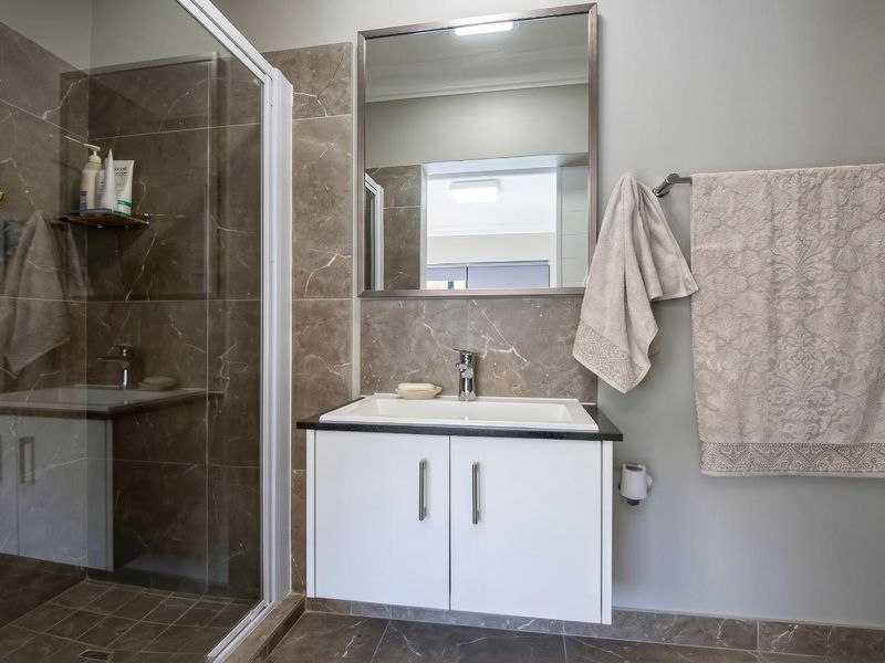 2 Bedroom, Off Street, Quiet Apartment - Photo 9