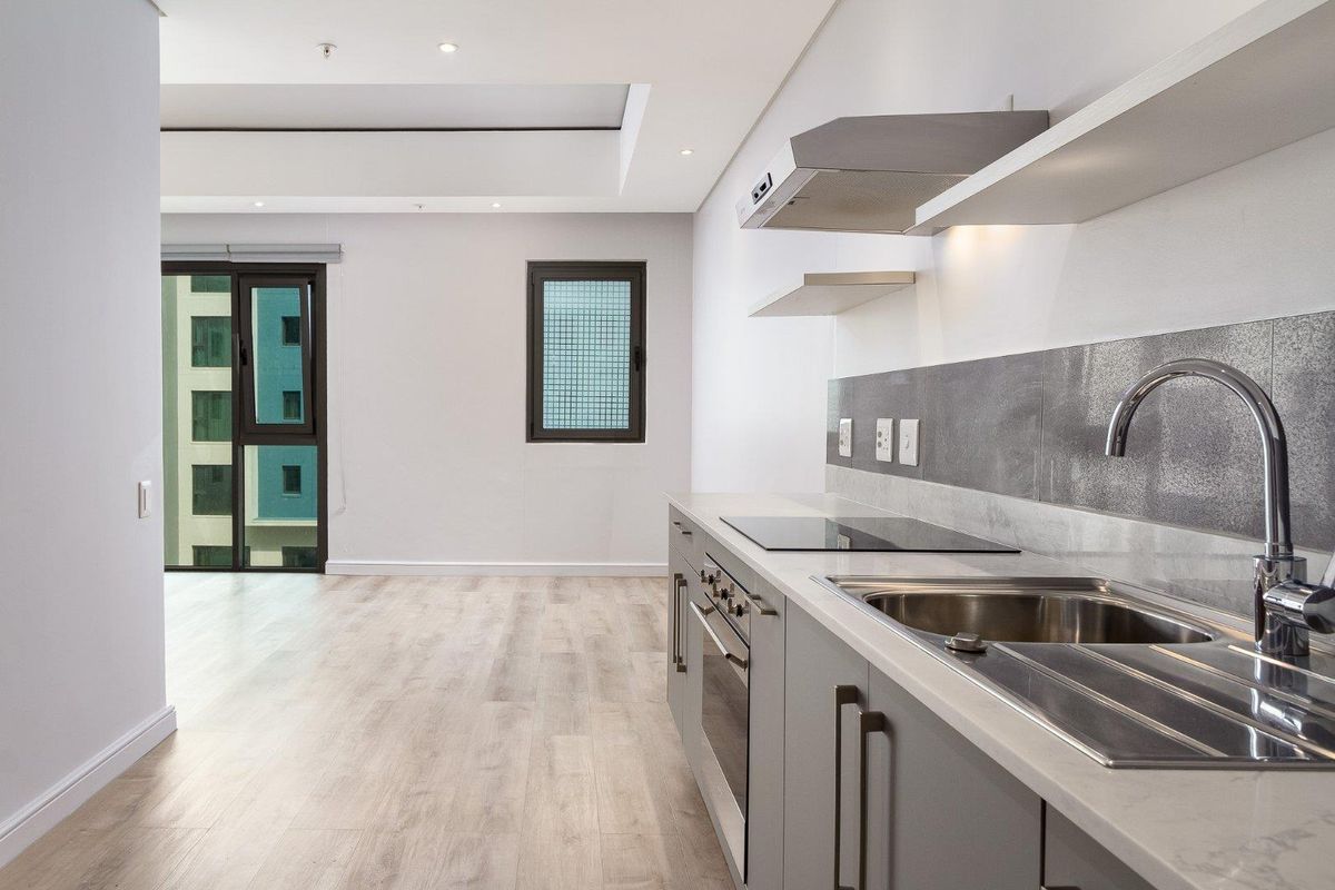 Modern One-Bedroom Apartment in Harbour Arch - Photo 3