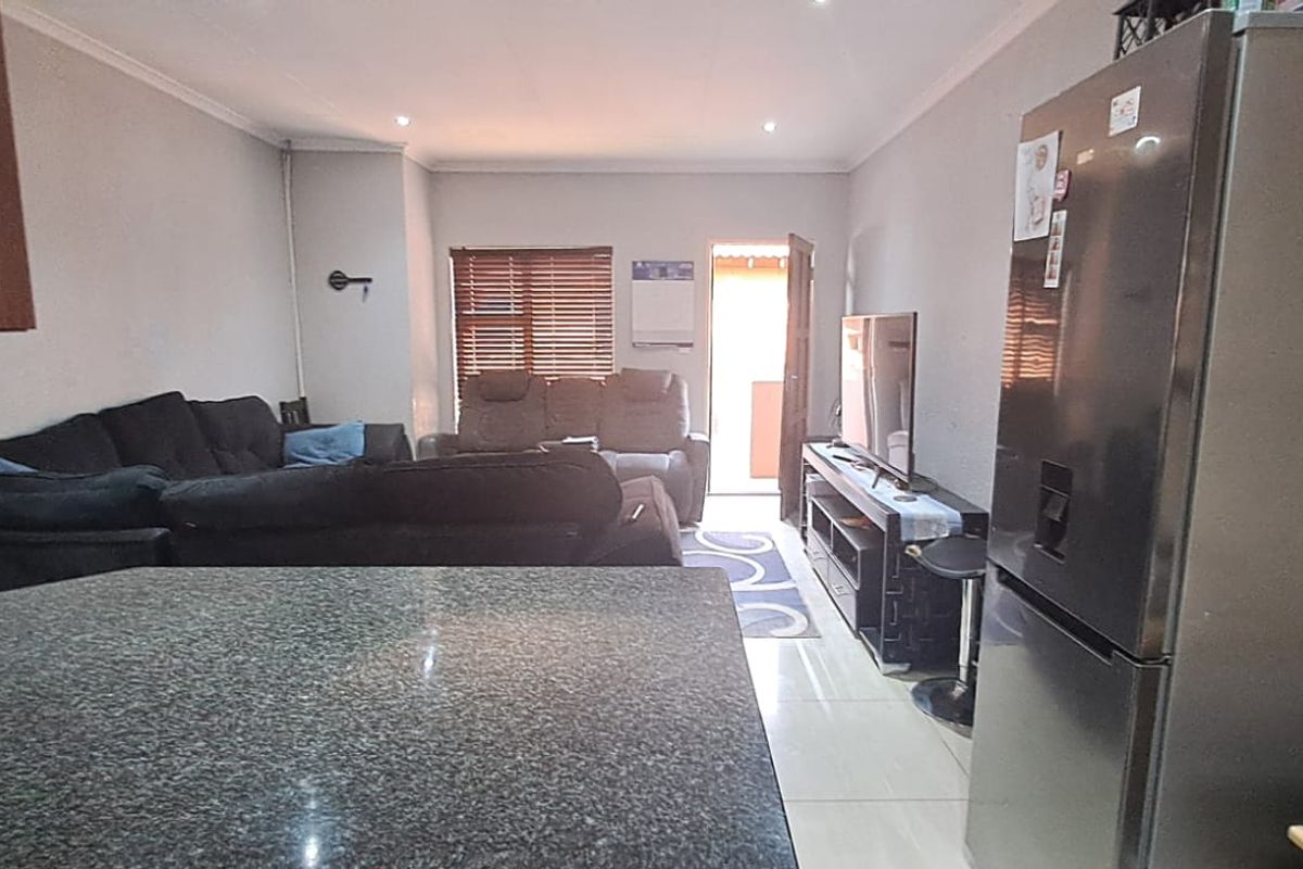 Modern Lock-Up-and-Go Living in Albertsdal Heights - Photo 5