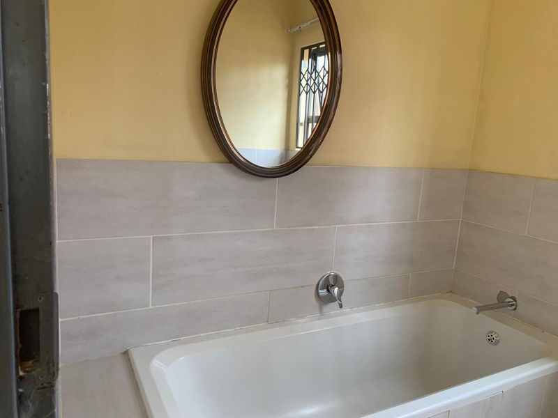 **Charming Bachelor Pad for Rent in Birchleigh** - Photo 5