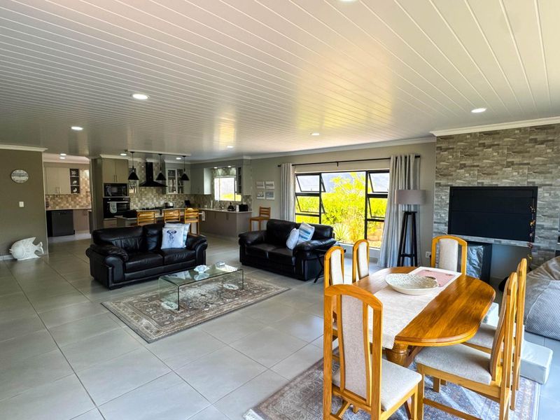 Coastal Living Redefined: Spacious Duet with Scenic Vistas! - Photo 7