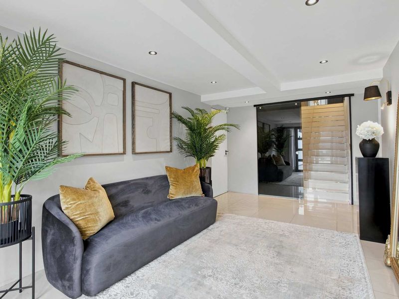 Ultimate Bespoke Family Home in Oranjezicht - Photo 3