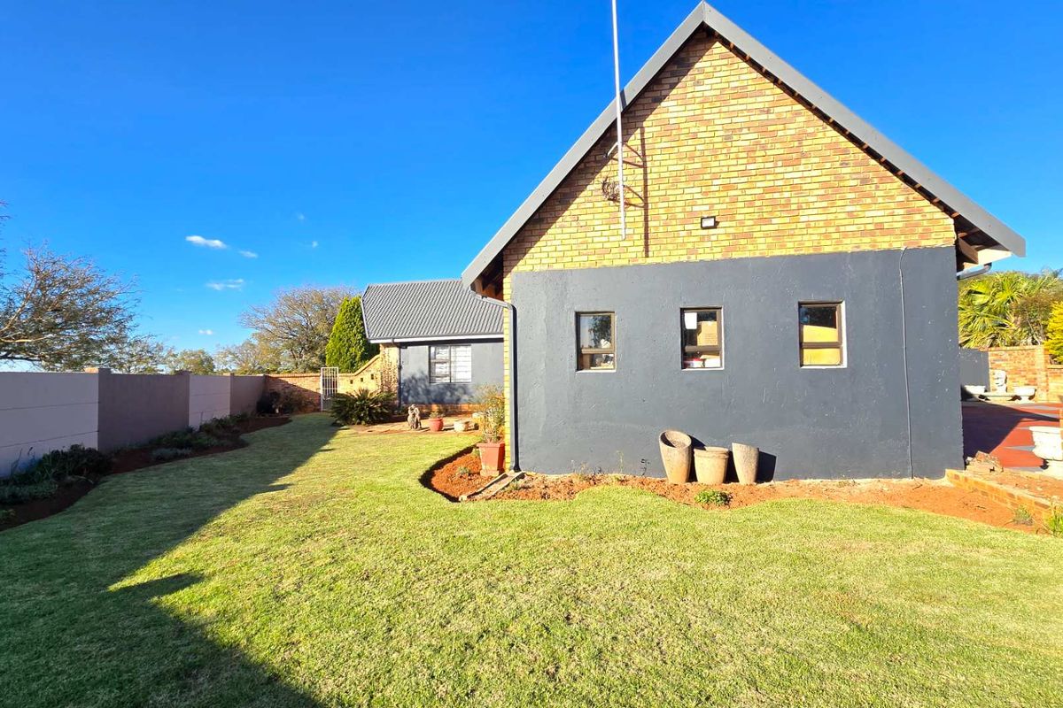 Modern Luxury on a Spacious Corner Stand – Fully Renovated Family Home - Photo 2