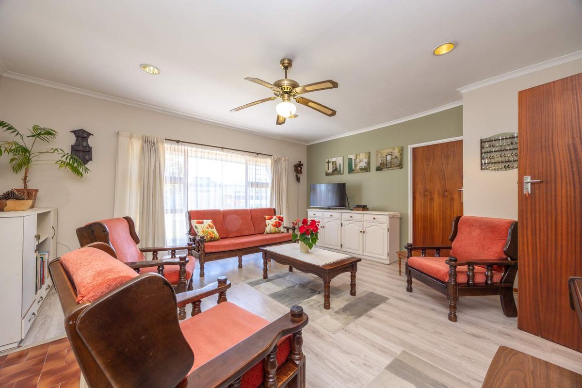 An Exceptionally Versatile Family Residence. - Photo 5