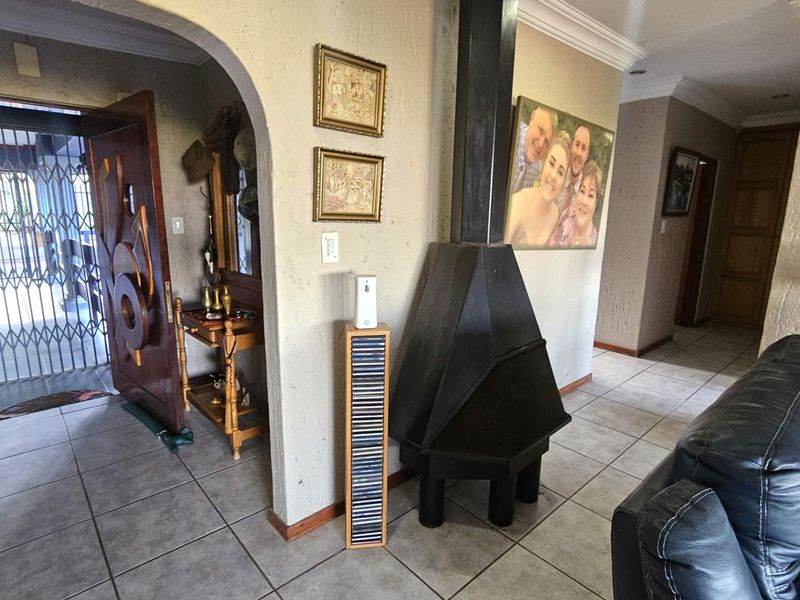 5 Bedroom Entertainers Dream Home in Schoemansville - Photo 2