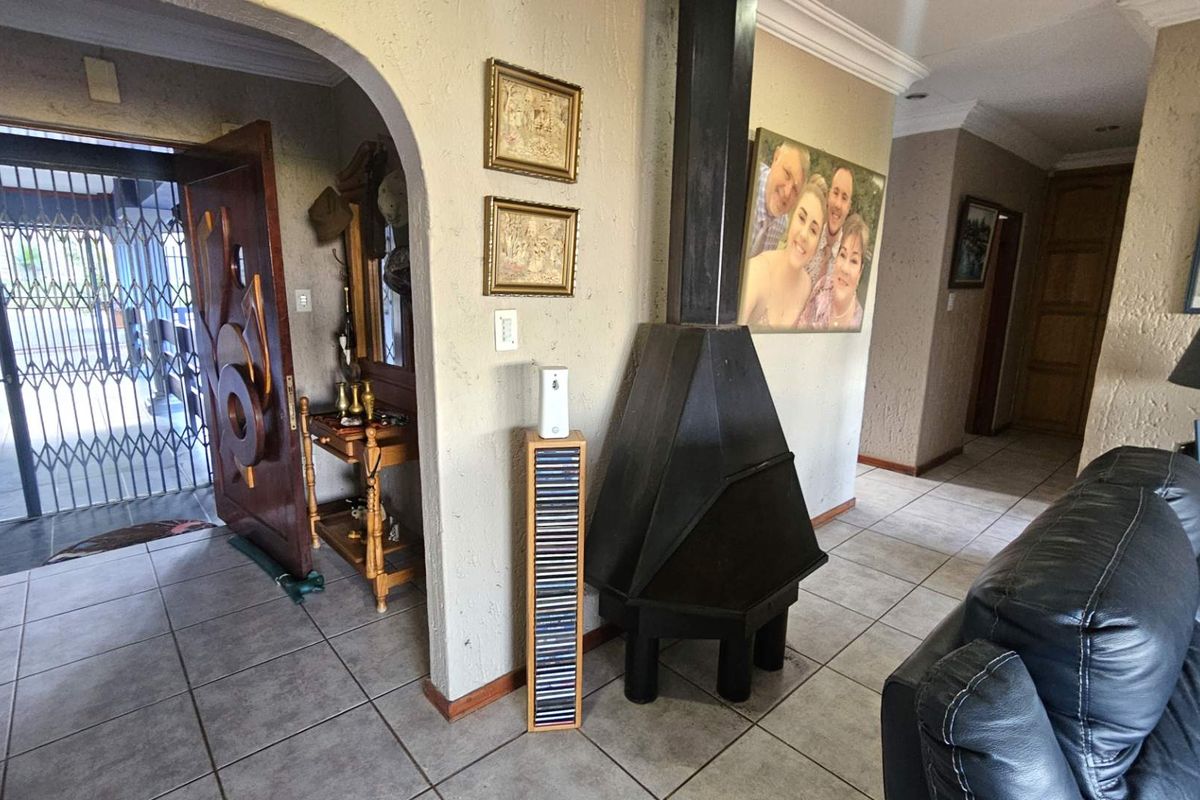 5 Bedroom Entertainers Dream Home in Schoemansville - Photo 2