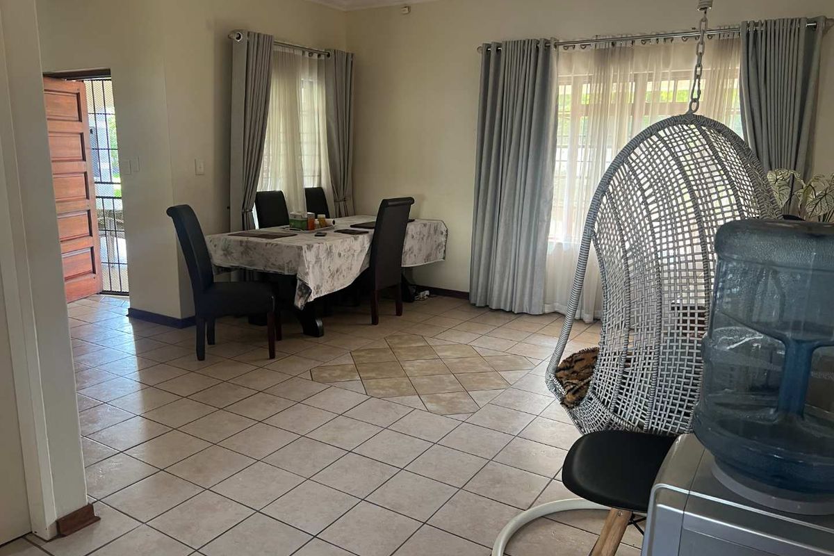 FOR RENT - FULLY FURNISHED FREE-STANDING HOME - Photo 4