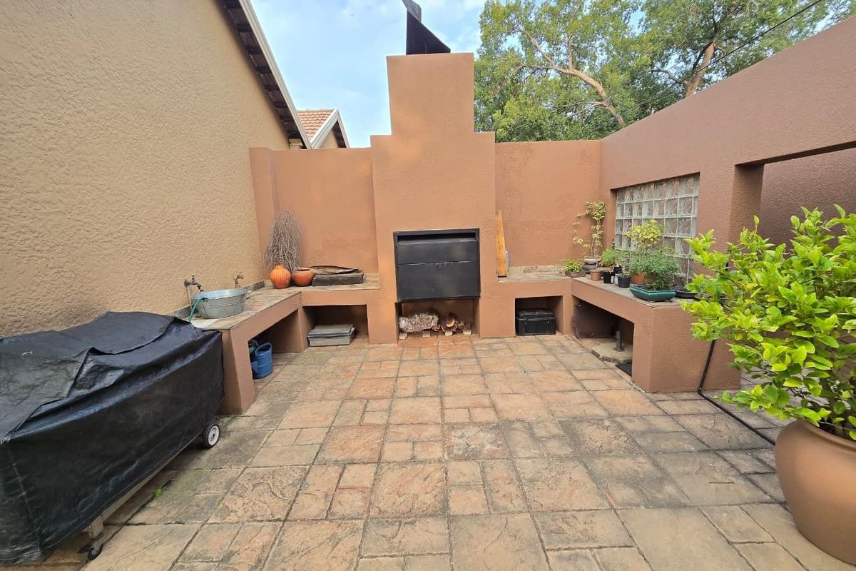 4 Bedroom Expansive Family Home with 3 Flatlets and Golf Course Views - Photo 3