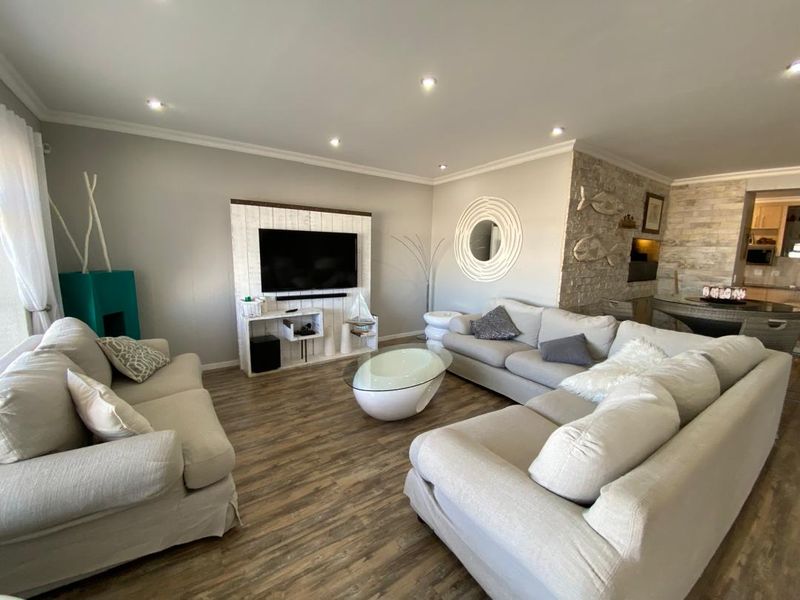 FOR SALE: 4-BEDROOM EN-SUITE HOUSE IN OCEAN VIEW EXT. 19, SWAKOPMUND, NAMIBIA - Photo 4