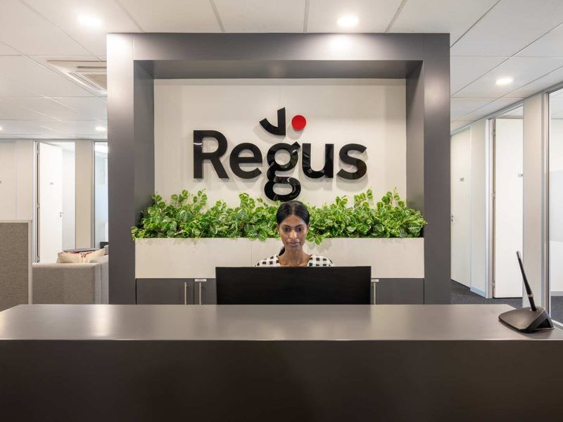 Private office space tailored to your business’ unique needs in Regus  Central. - Photo 5