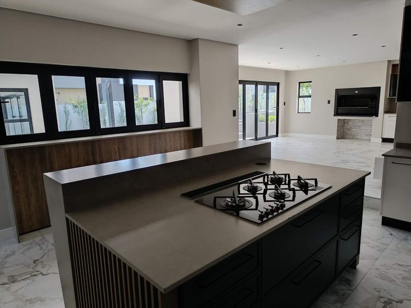 MIDSTREAM HEIGHTS - 5 BEDROOM HOUSE WITH 6 ENTERTAINING AREAS - Photo 3