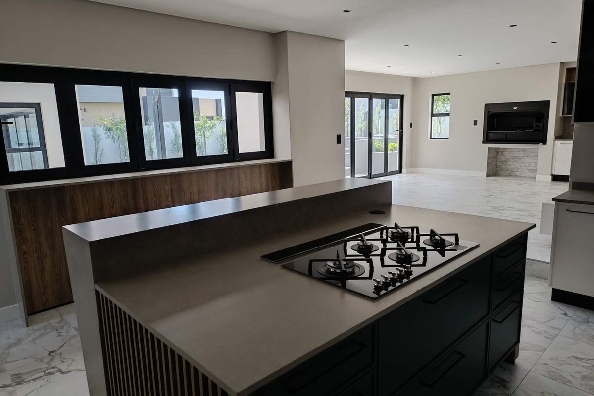 MIDSTREAM HEIGHTS - 5 BEDROOM HOUSE WITH 6 ENTERTAINING AREAS - Photo 3