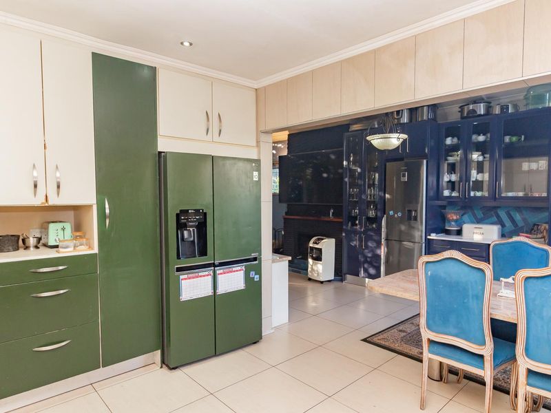Elegant 3-Bedroom Family  Home WithPrivate Cottage, Pool & Lush Garden Oasis - Photo 4